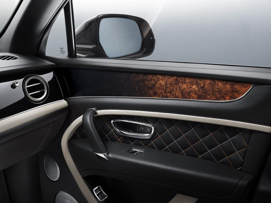 Детали интерьера Bentley Bentayga Mulliner 2017 года  (фото 4 из 8)